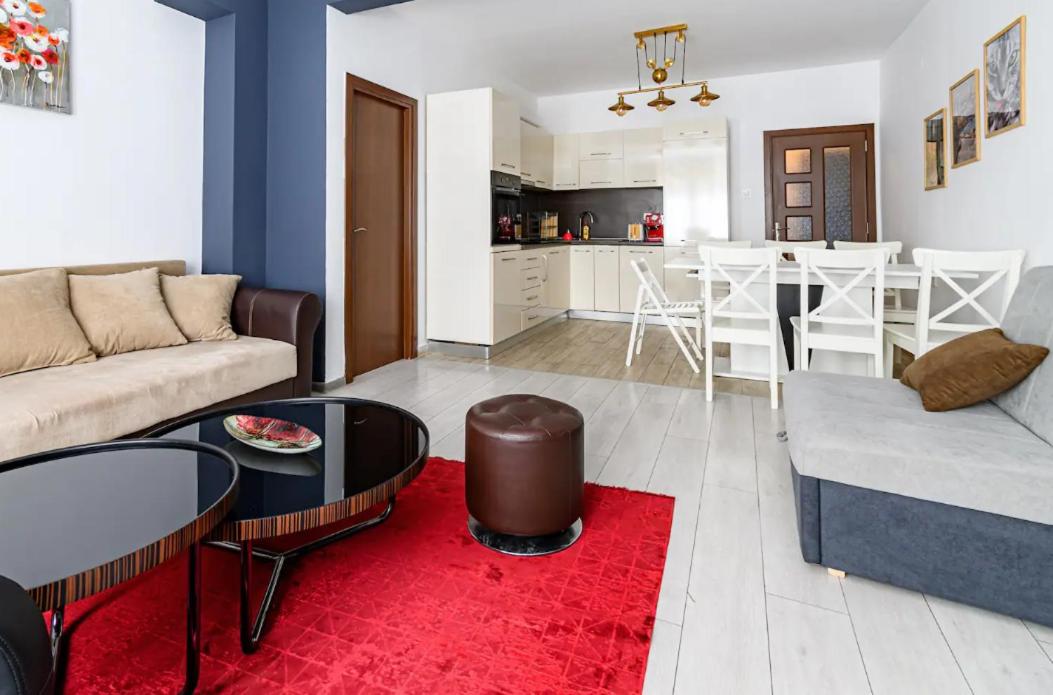 2 Designer Apartments Seconds Away From Тhe Main Street, FREE Parking