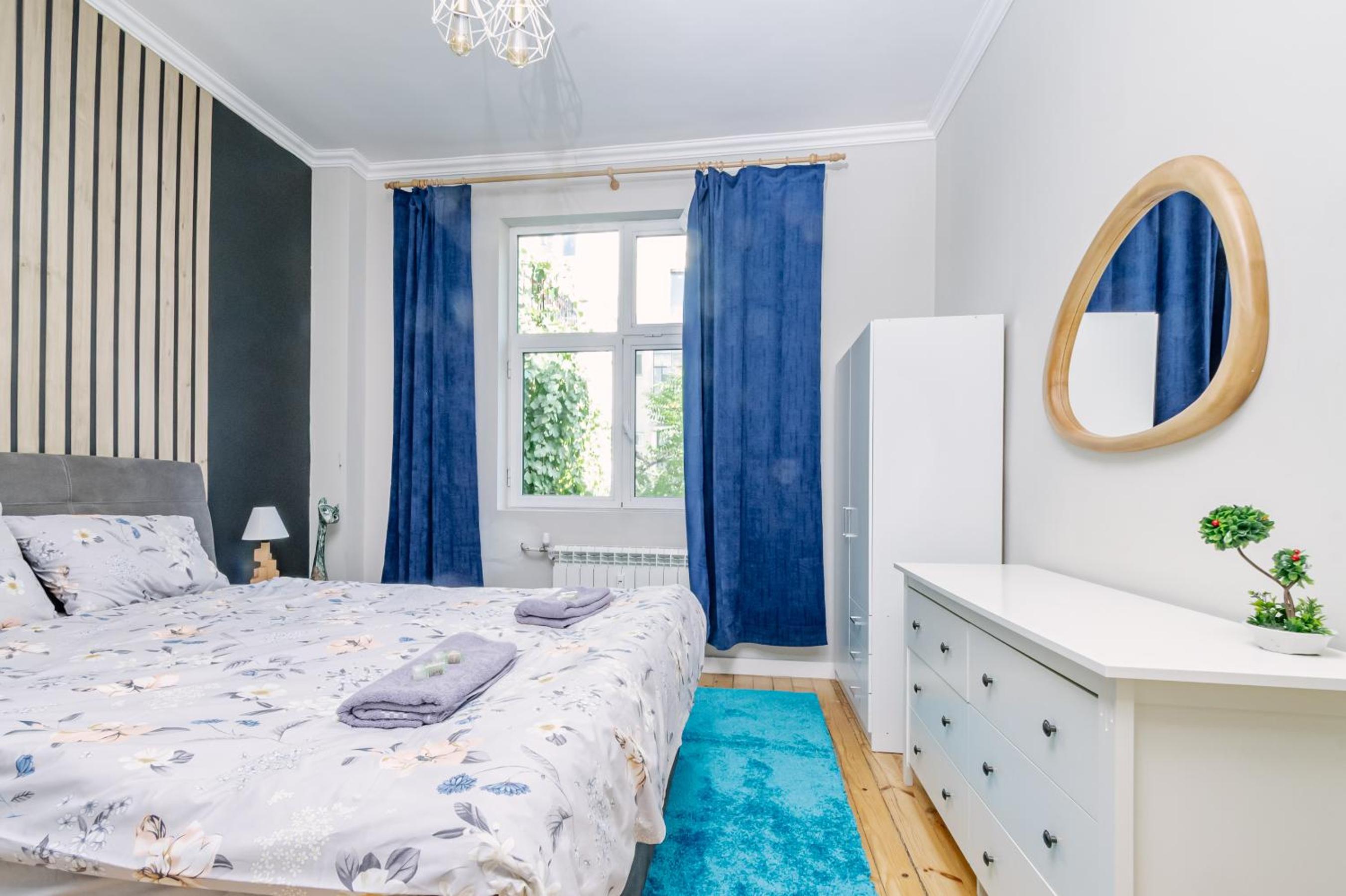 2 Designer Apartments Seconds Away From Тhe Main Street, FREE Parking