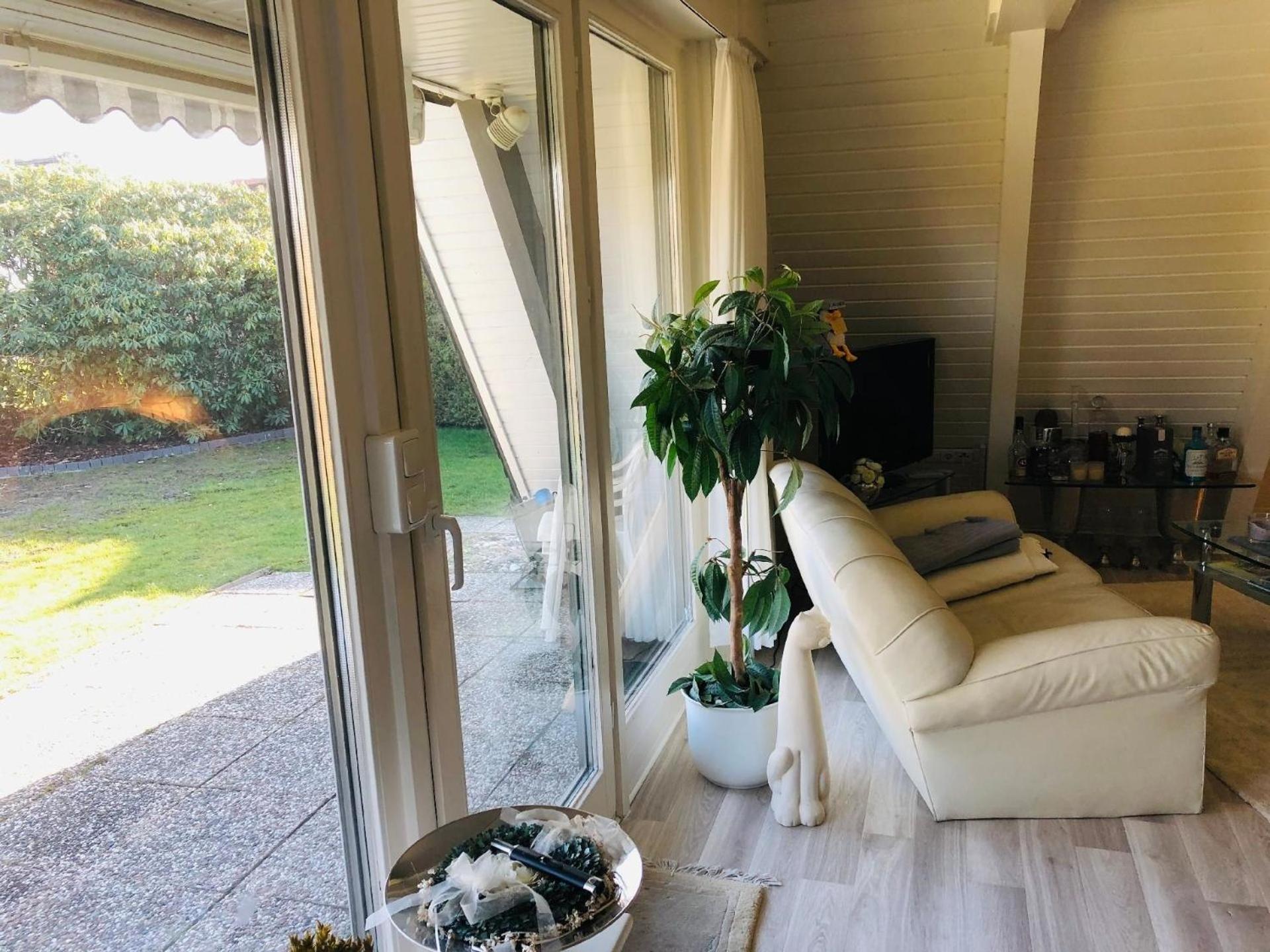 Nurdachhaus in Burhave mit Garten
