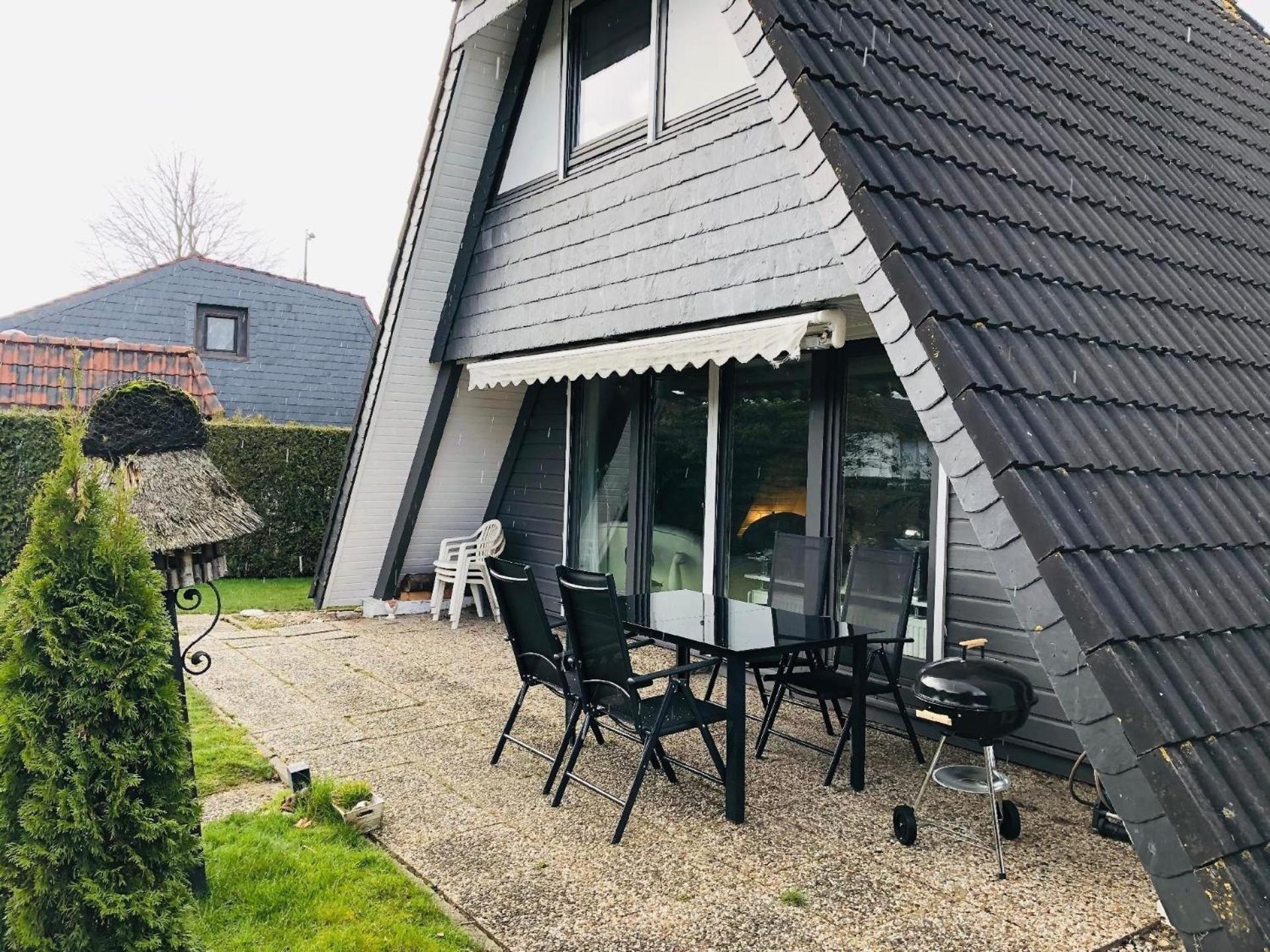Nurdachhaus in Burhave mit Garten