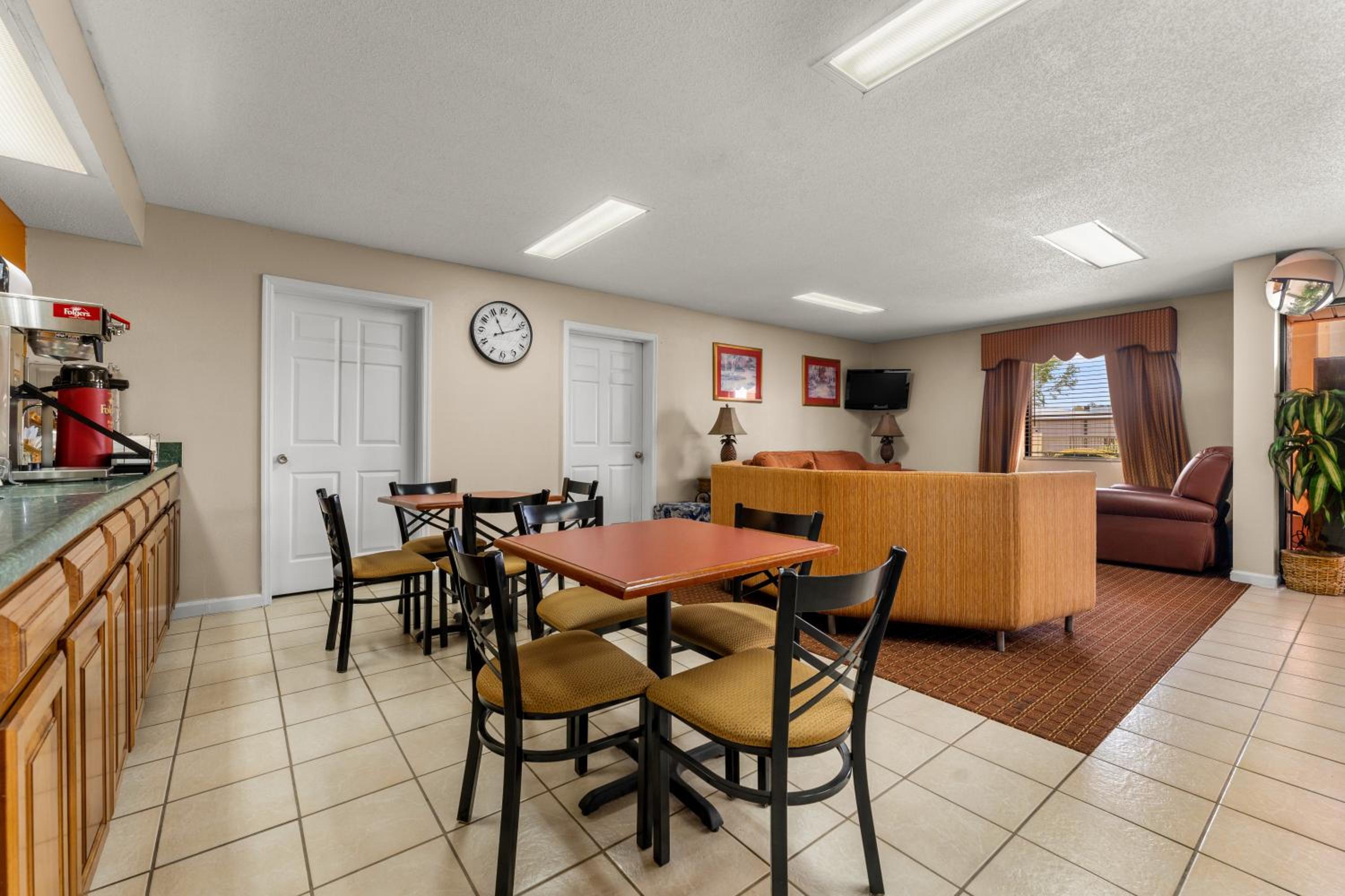 Americas Best Value Inn-Montezuma, 사진 14