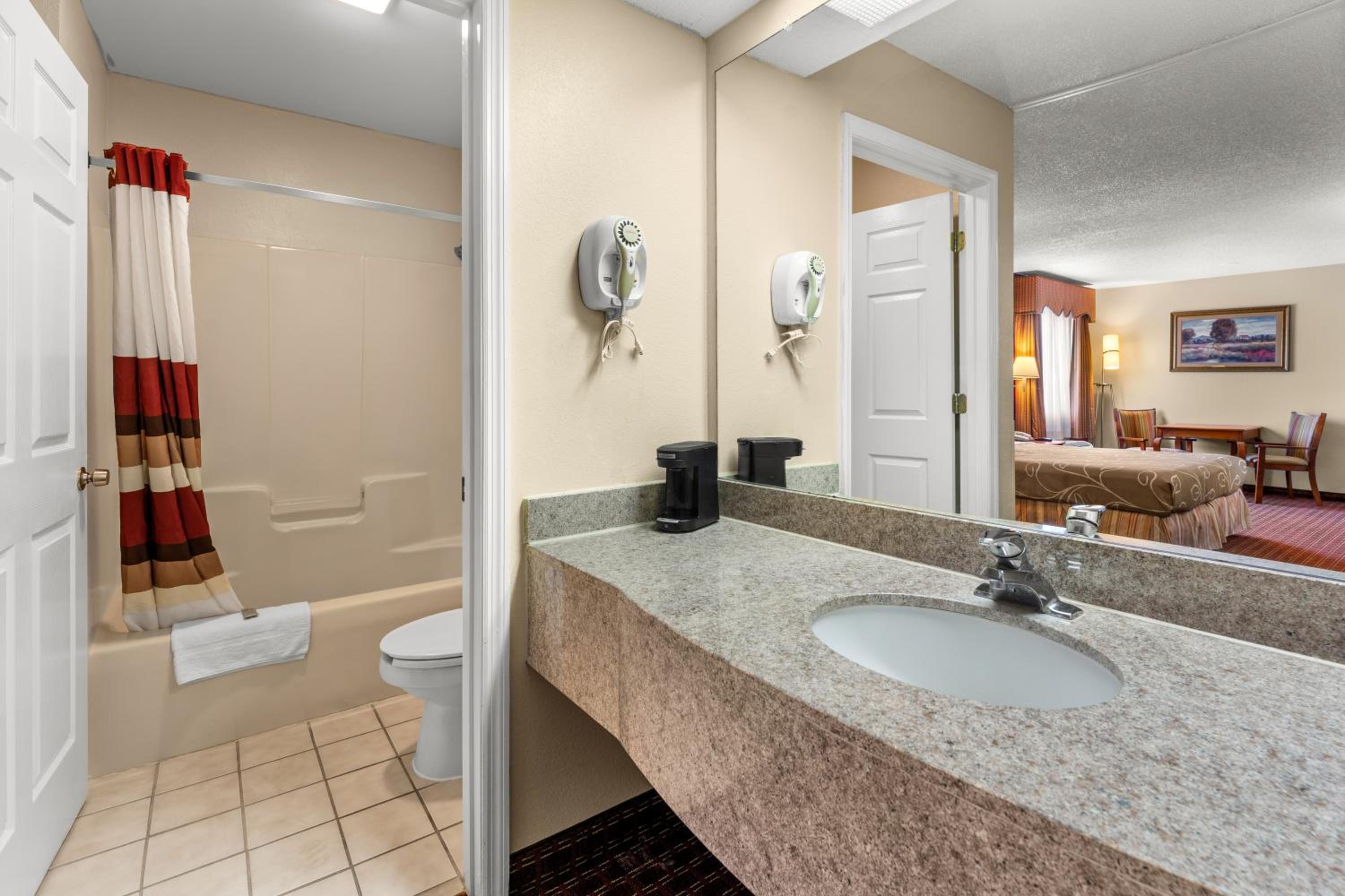 Americas Best Value Inn-Montezuma, 사진 18