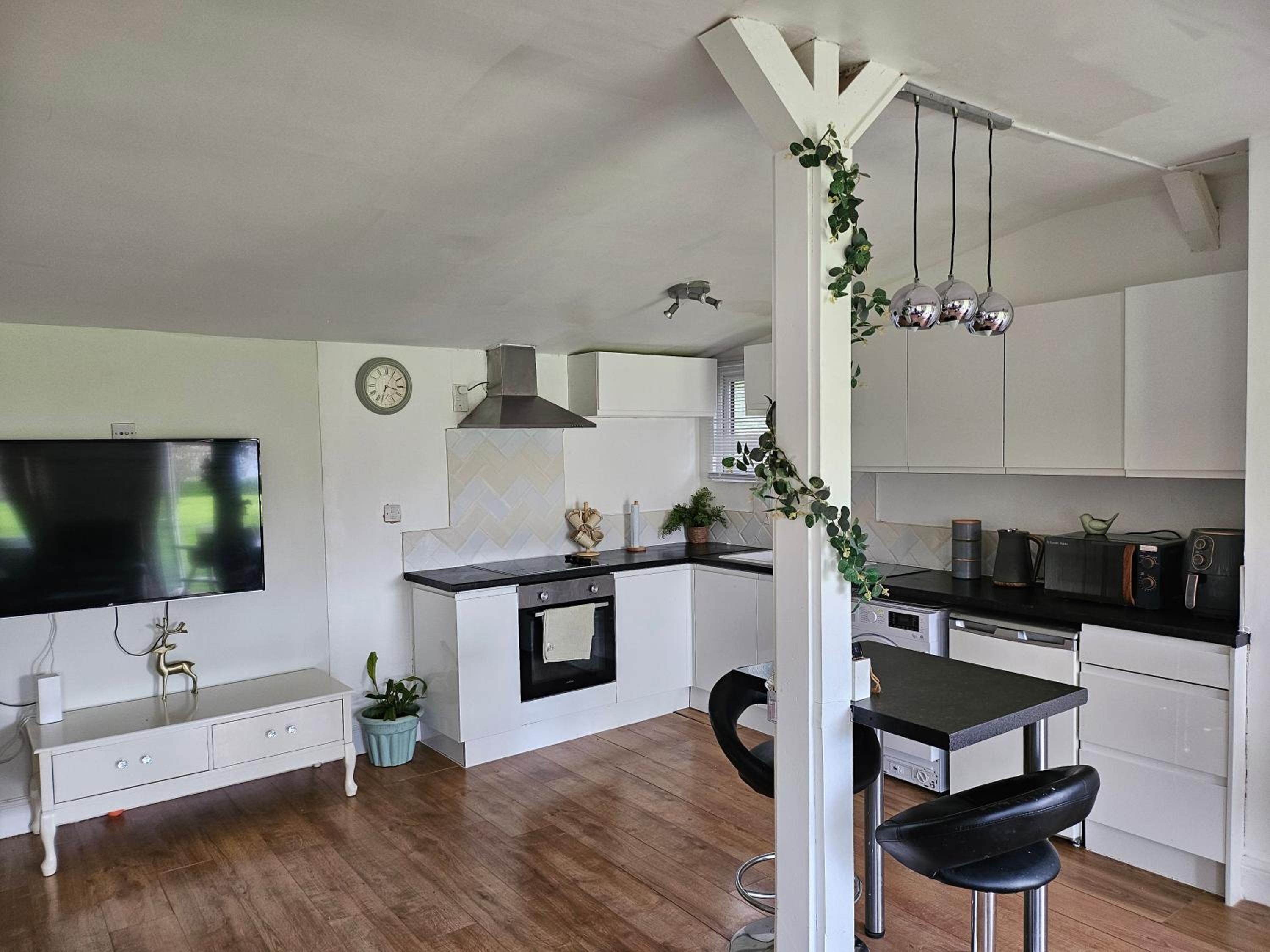 Dunmow 1-Bed Cabin Sleeps 4 10 mins to Stansted view 3