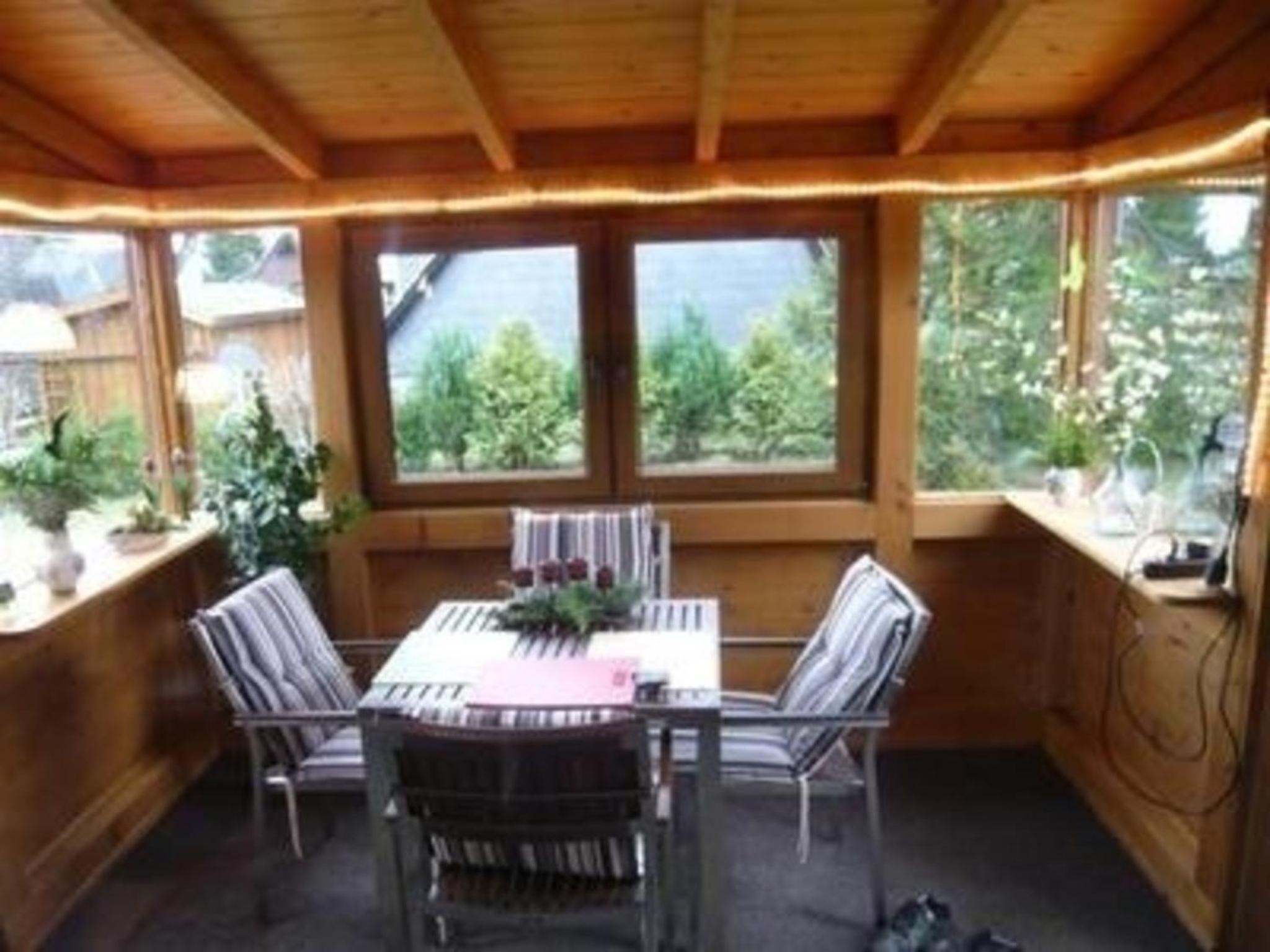 Ferienhaus , Grosstyp , asbestfreies Dach Wintergarten und Waschkeller, Grill und Garten