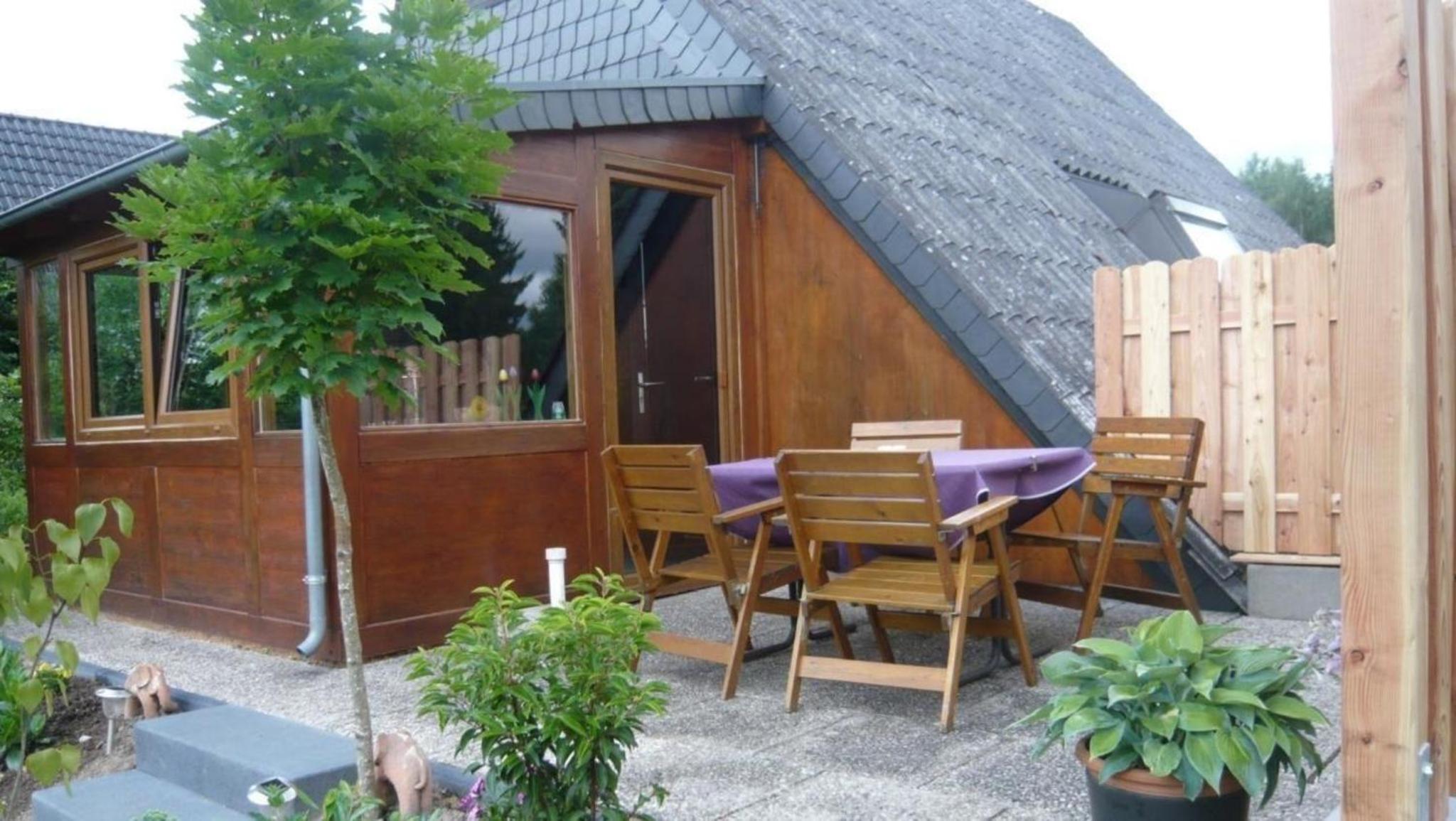 Ferienhaus , Grosstyp , asbestfreies Dach Wintergarten und Waschkeller, Grill und Garten