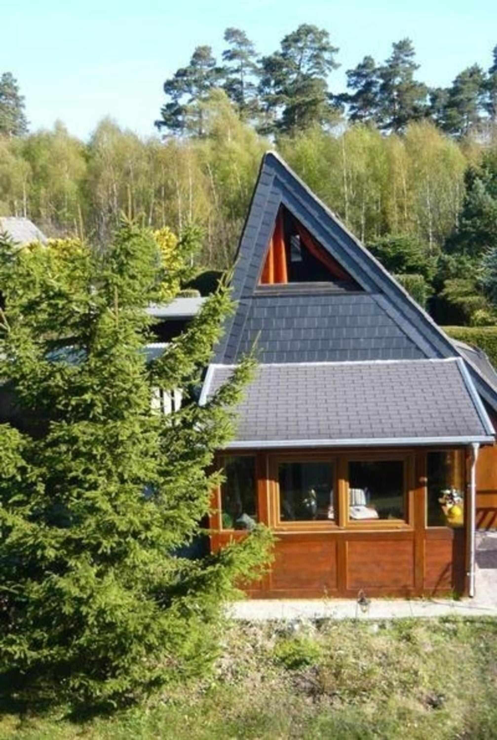 Ferienhaus , Grosstyp , asbestfreies Dach Wintergarten und Waschkeller, Grill und Garten