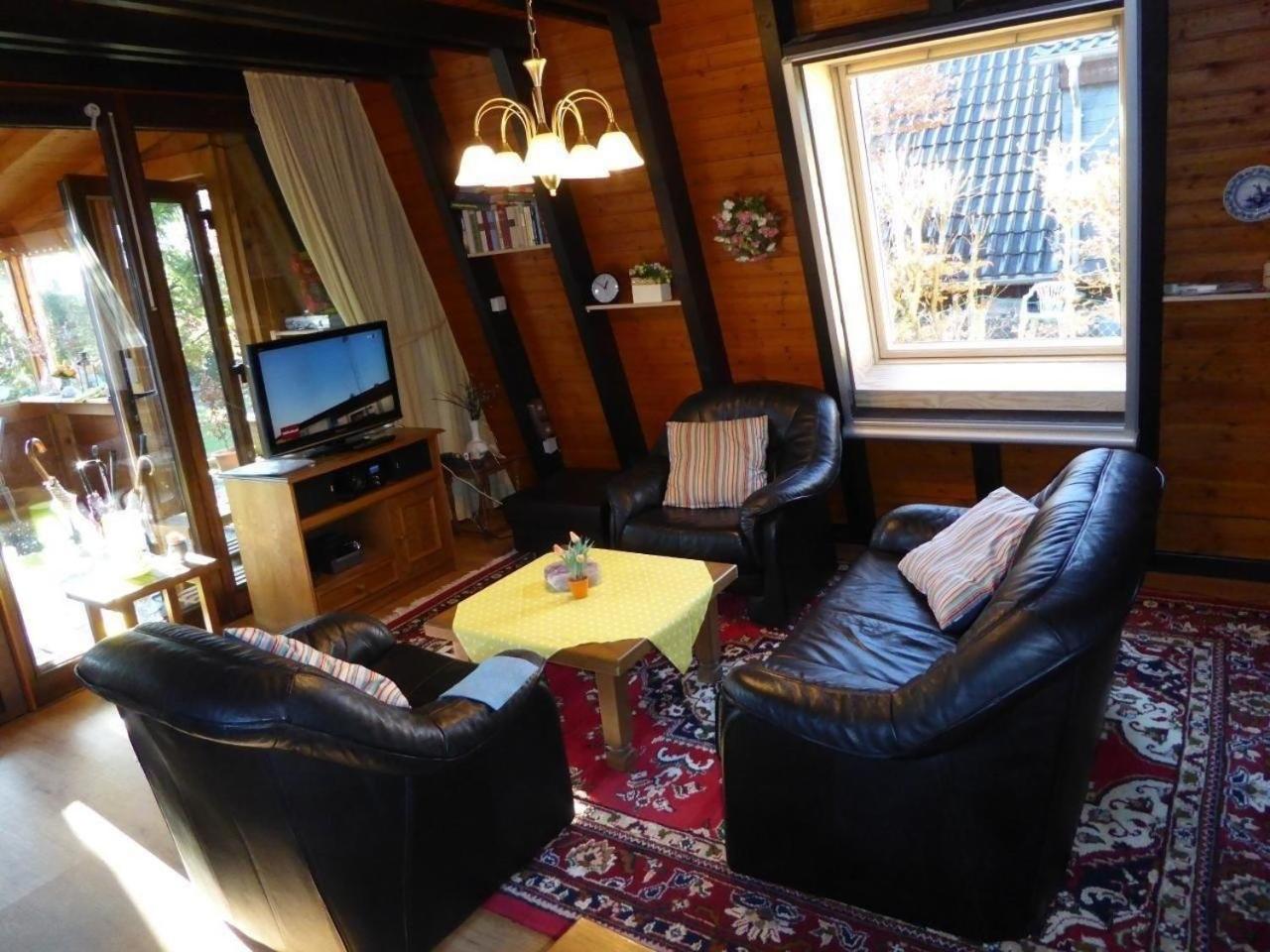 Ferienhaus , Grosstyp , asbestfreies Dach Wintergarten und Waschkeller, Grill und Garten