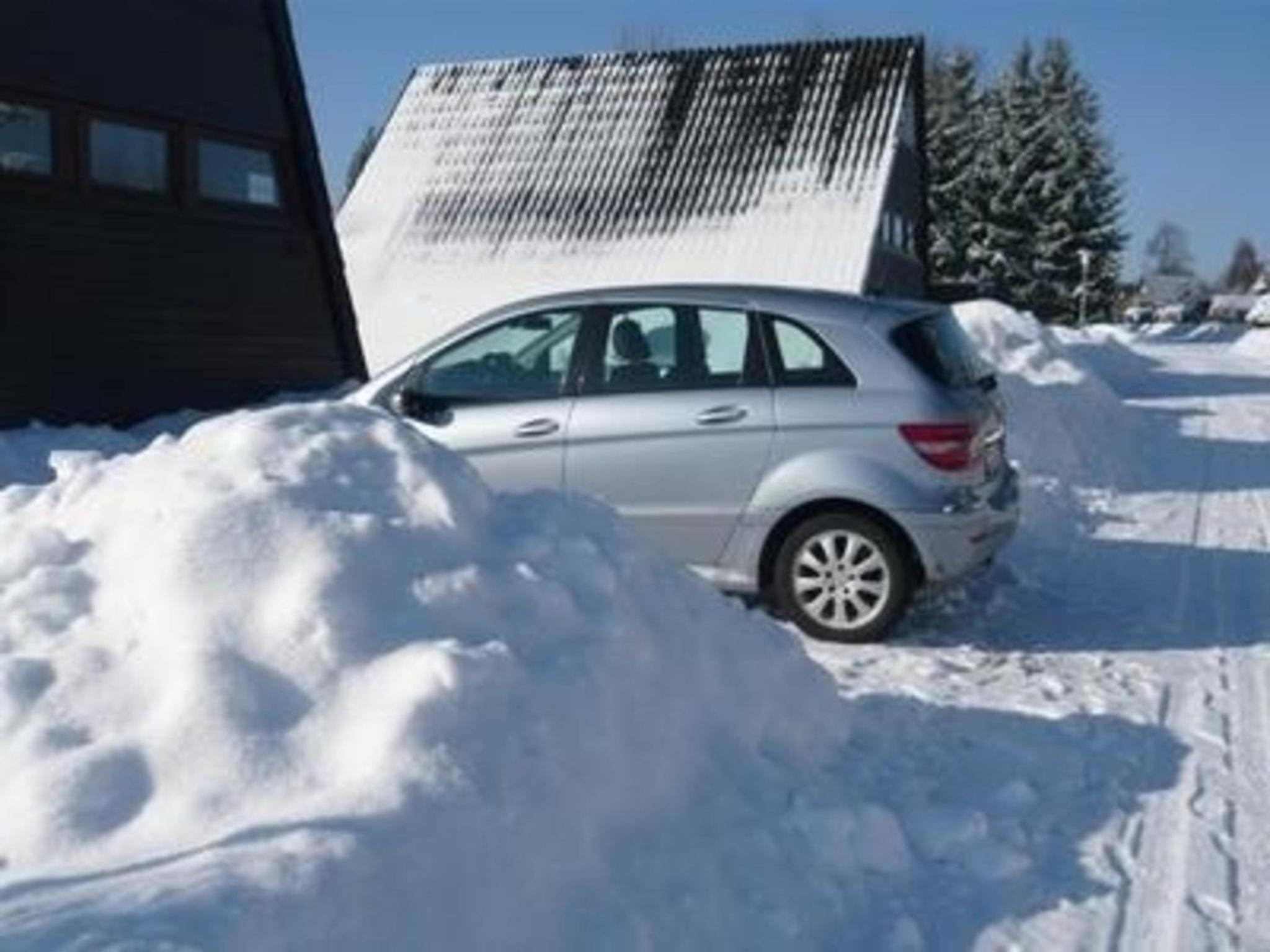 Ferienhaus , Grosstyp , asbestfreies Dach Wintergarten und Waschkeller, Grill und Garten