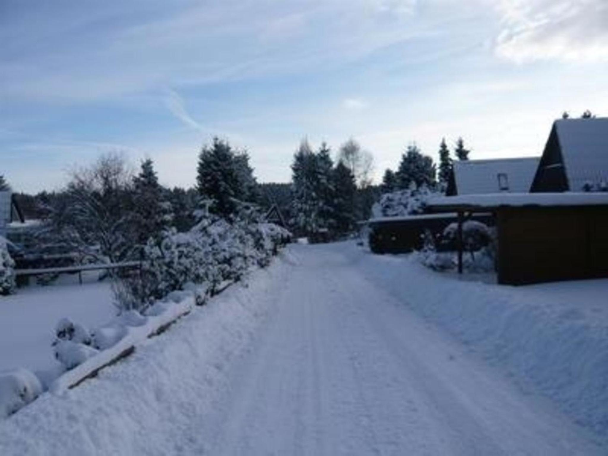 Ferienhaus , Grosstyp , asbestfreies Dach Wintergarten und Waschkeller, Grill und Garten