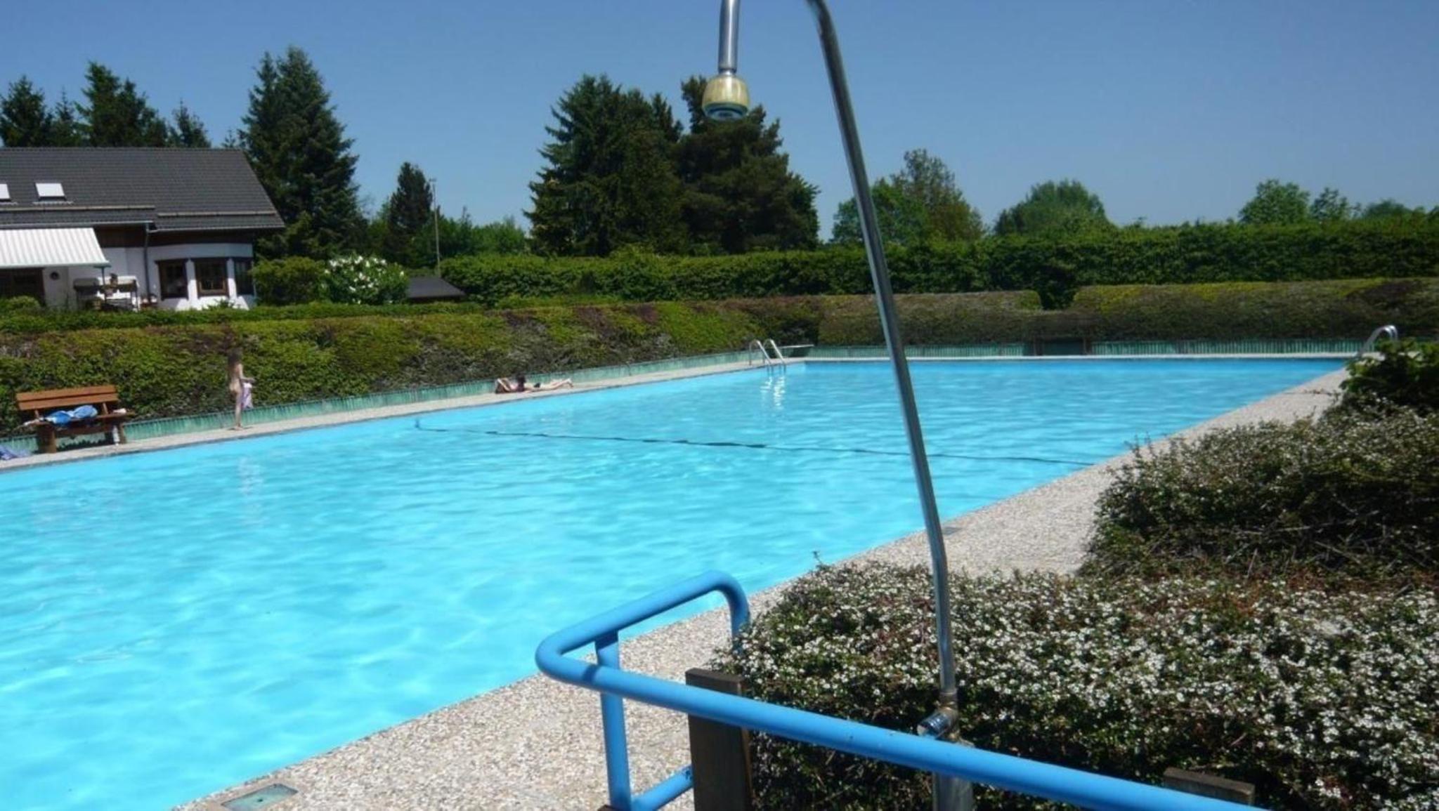 Ferienhaus , Grosstyp , asbestfreies Dach Wintergarten und Waschkeller, Grill und Garten