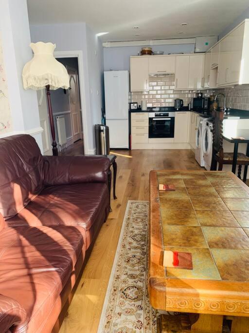 Crosby lovely refurbished flat, direct garden access; Wifi