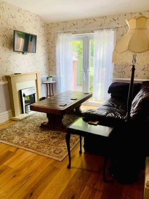 Crosby lovely refurbished flat, direct garden access; Wifi