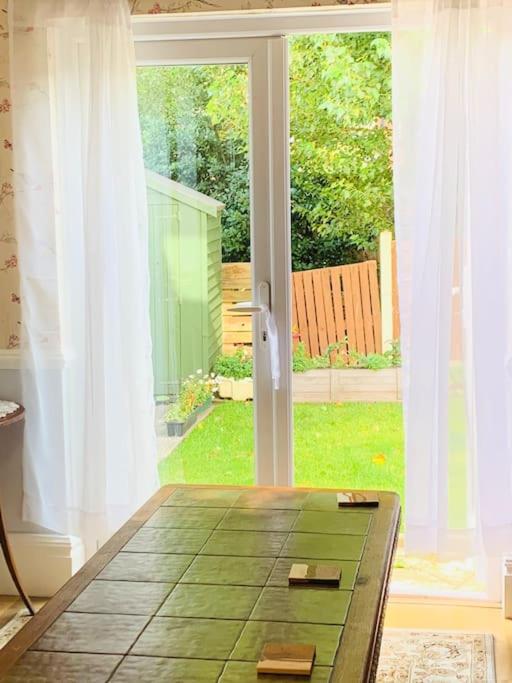 Crosby lovely refurbished flat, direct garden access; Wifi