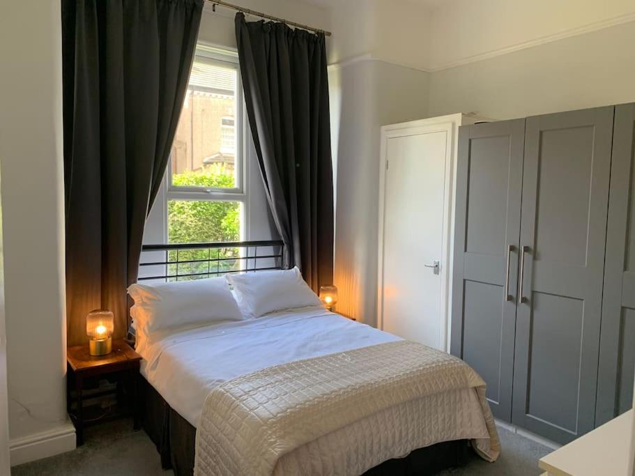 Crosby lovely refurbished flat, direct garden access; Wifi