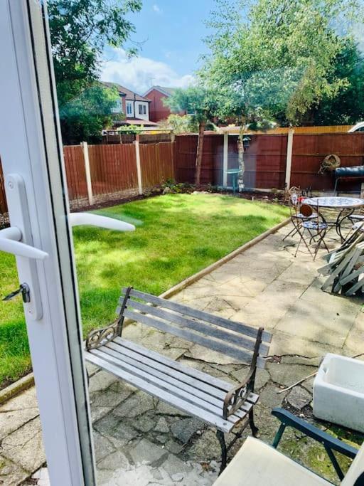 Crosby lovely refurbished flat, direct garden access; Wifi