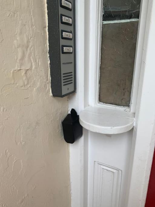 Crosby lovely refurbished flat, direct garden access; Wifi