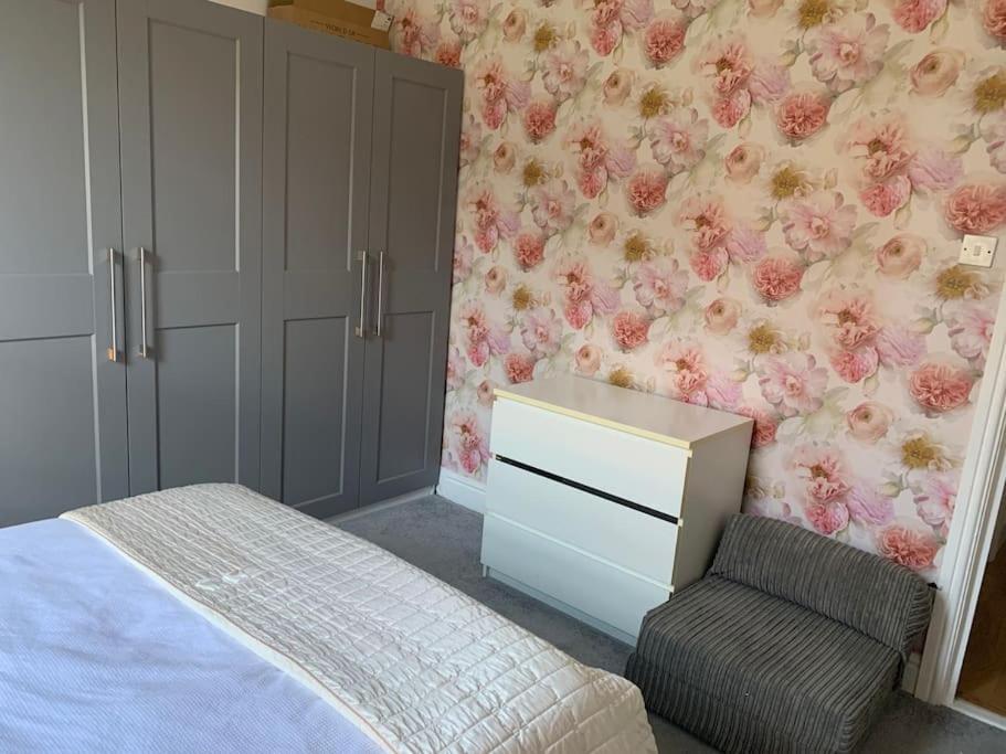 Crosby lovely refurbished flat, direct garden access; Wifi