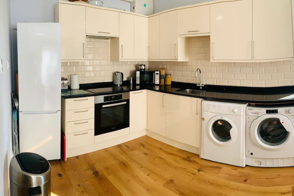 Crosby lovely refurbished flat, direct garden access; Wifi