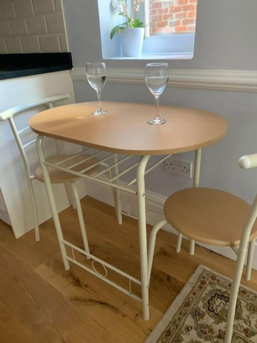 Crosby lovely refurbished flat, direct garden access; Wifi