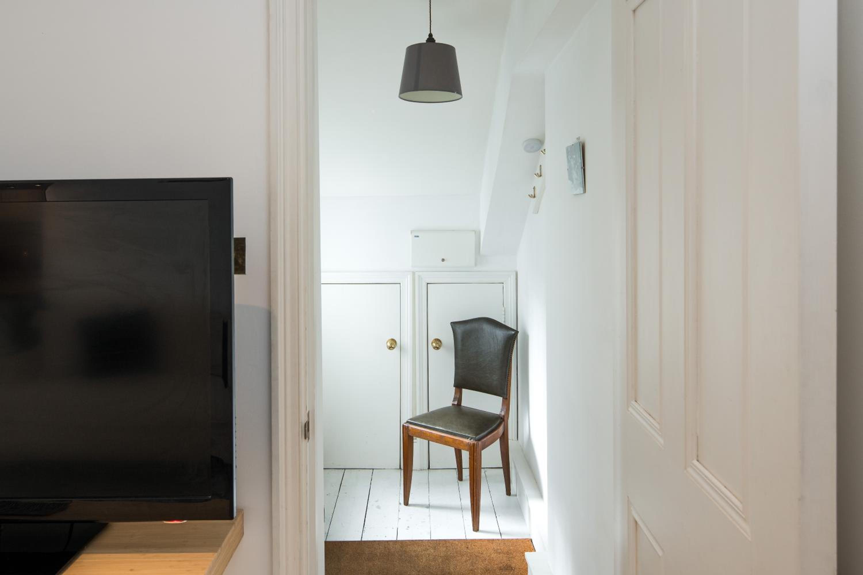 Charming 2-Bed Flat in the heart of Nottinghill - Steps from Portobello Rd Market and NottingHill Bookshop