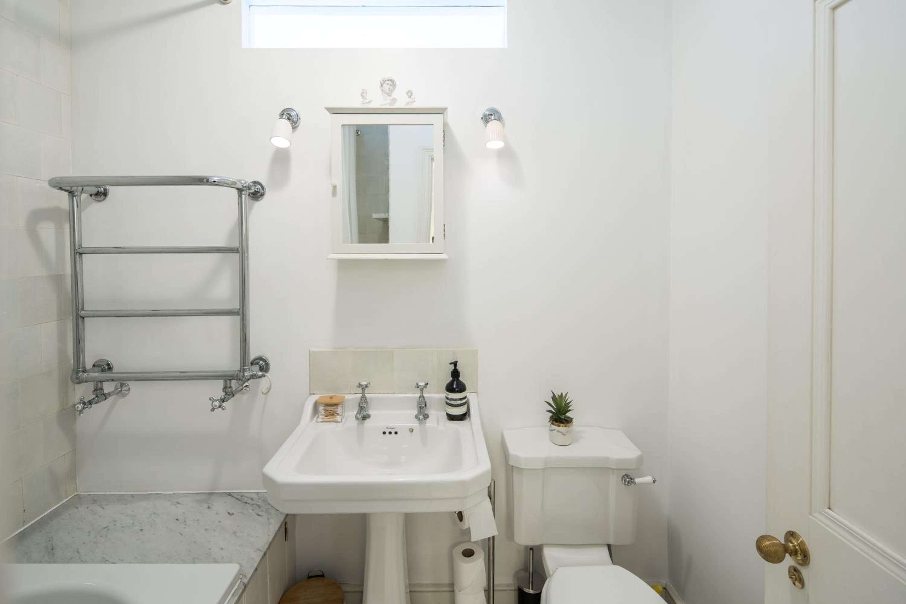 Charming 2-Bed Flat in the heart of Nottinghill - Steps from Portobello Rd Market and NottingHill Bookshop