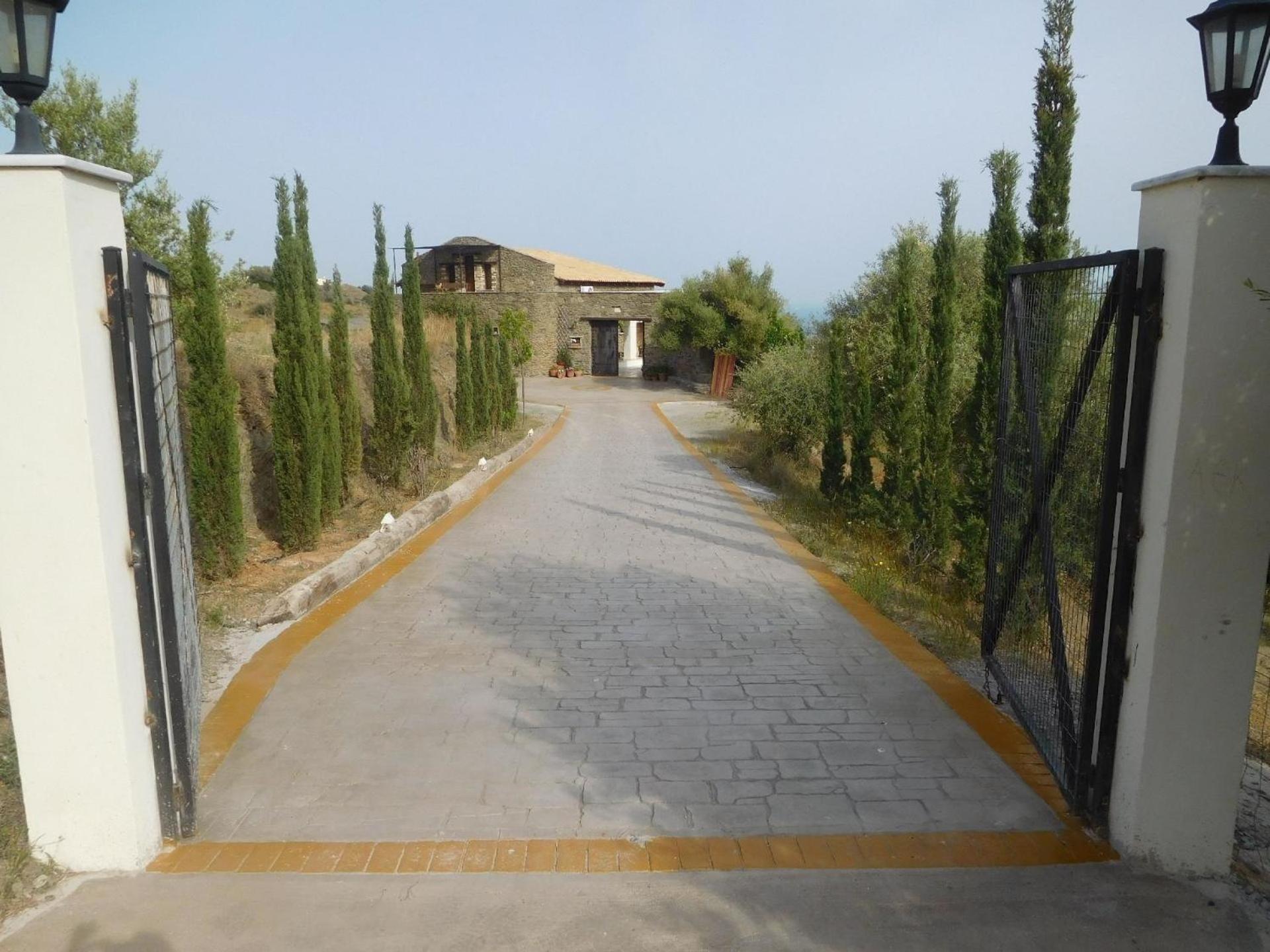 Geräumiges Ferienhaus mit Pool auf Salamina