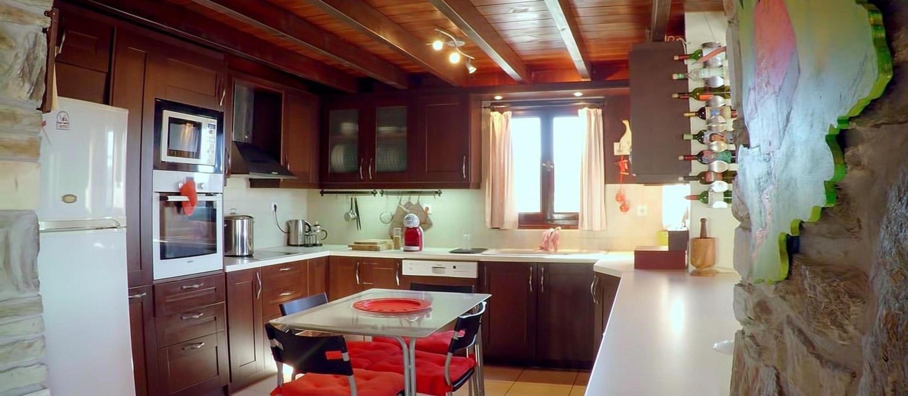 Geräumiges Ferienhaus mit Pool auf Salamina