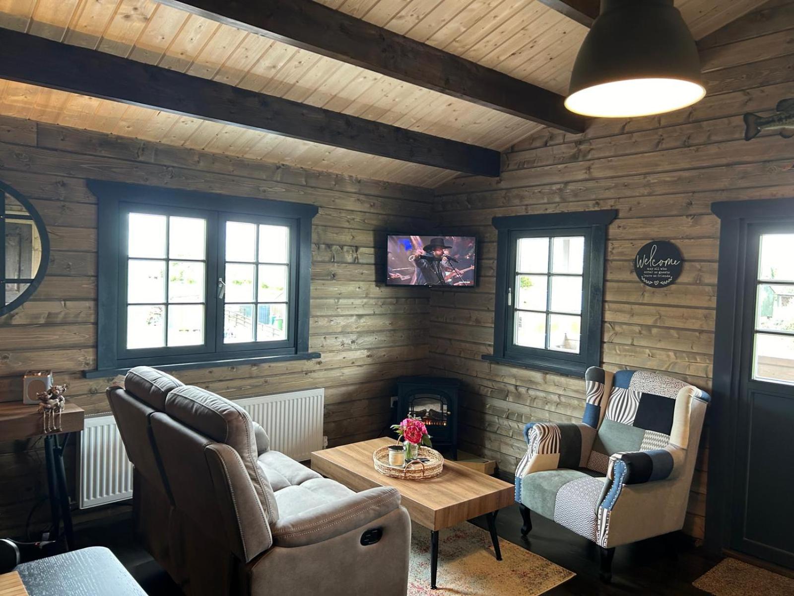 LITTLE ROCK RETREAT Log Cabin with Hot Tub view 5