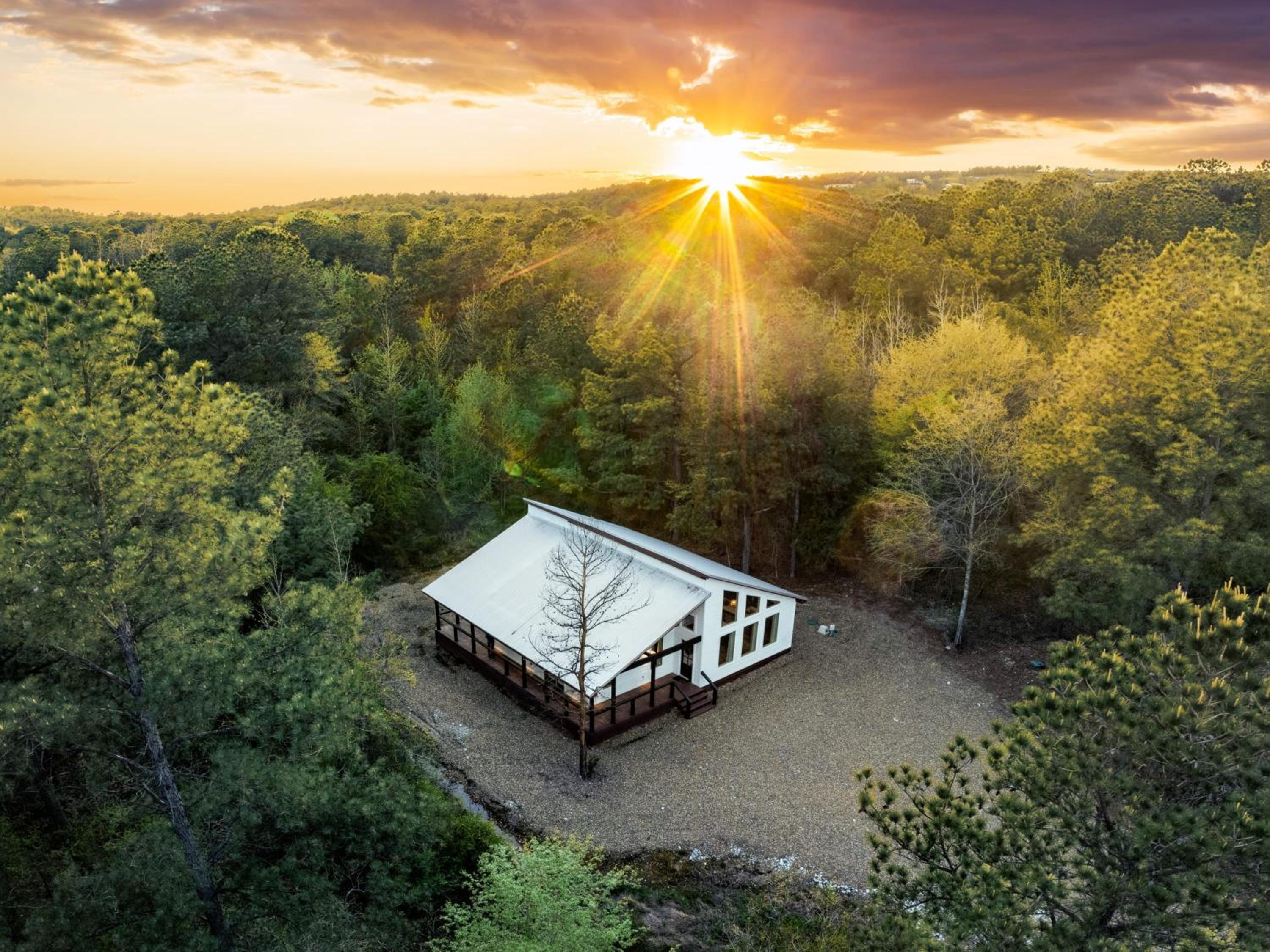 Hotel NEW Farmhouse-Chic Cabin with Hot Tub & Firepit - Image 1