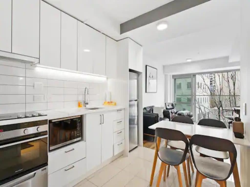 Central Modern Apt with Working Space Zodiak Stays view 2