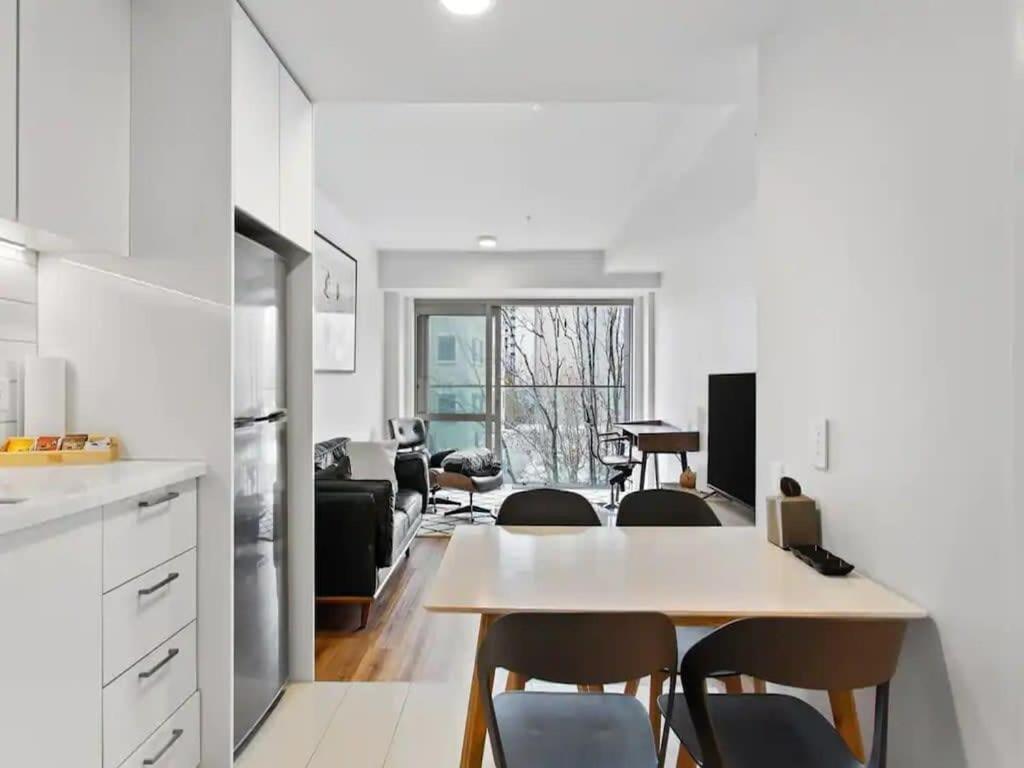 Central Modern Apt with Working Space Zodiak Stays view 3