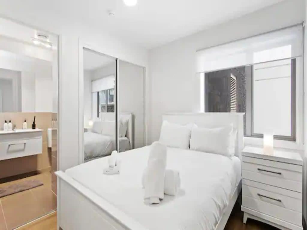 Central Modern Apt with Working Space Zodiak Stays view 4
