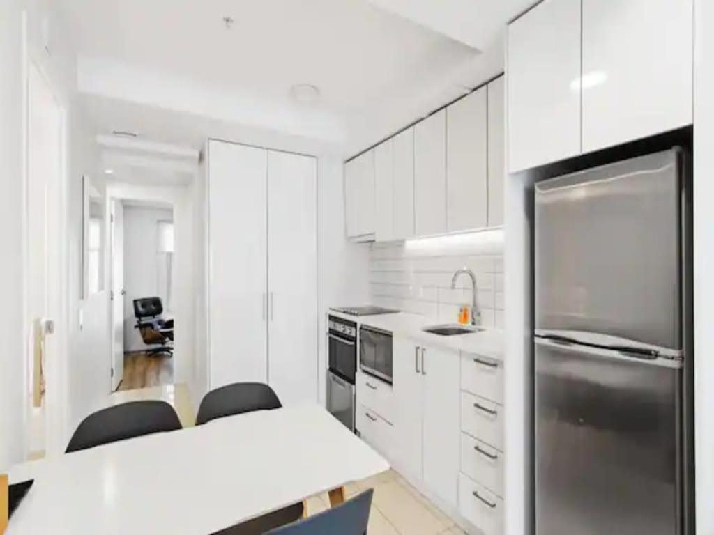Central Modern Apt with Working Space Zodiak Stays view 5