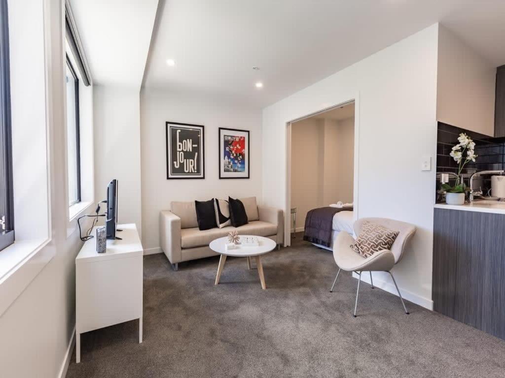 Beautiful 2BR Unit next to Myers Park Zodiak Stays view 2