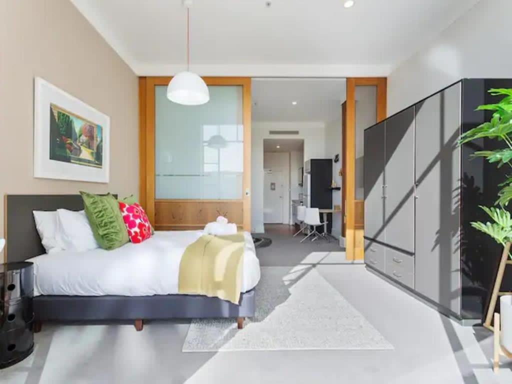 Lovely Bright Apt with Pool and Gym by Zodiak Stays view 3