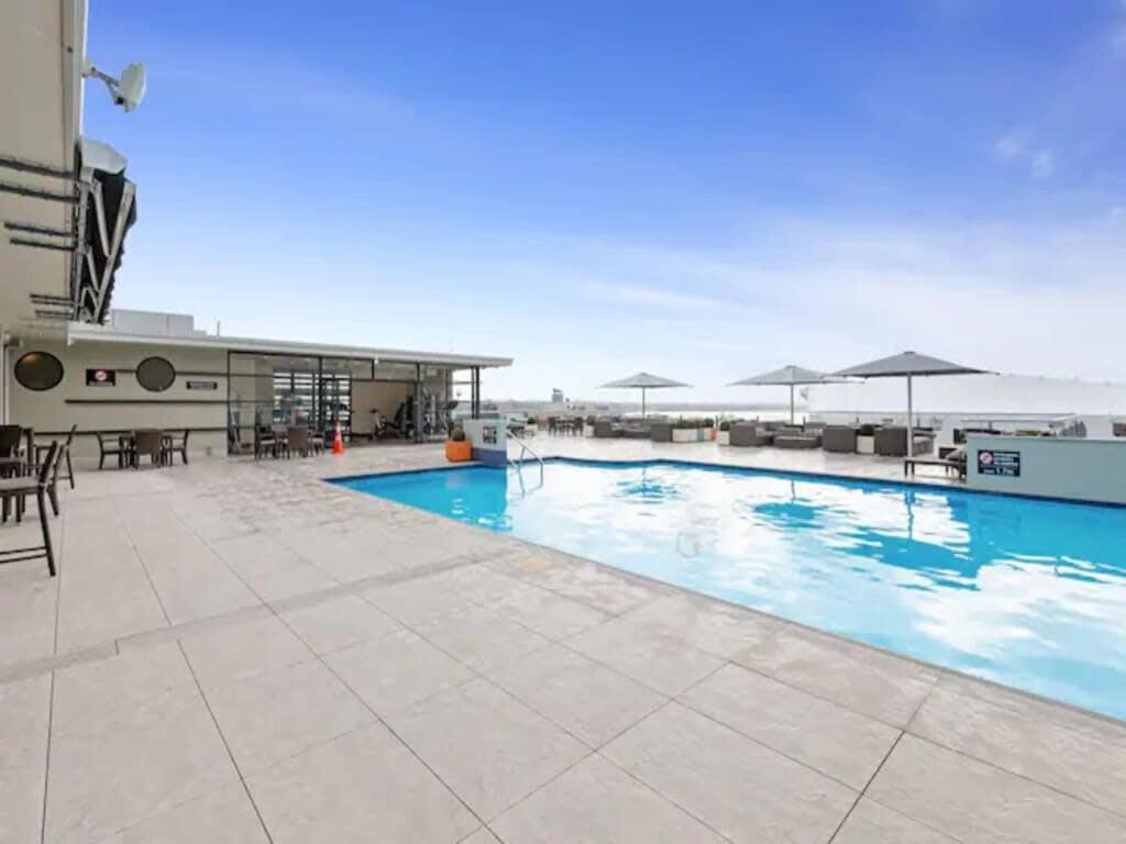 Stunning studio -Gym, Pool & Parking Zodiak Stays view 2