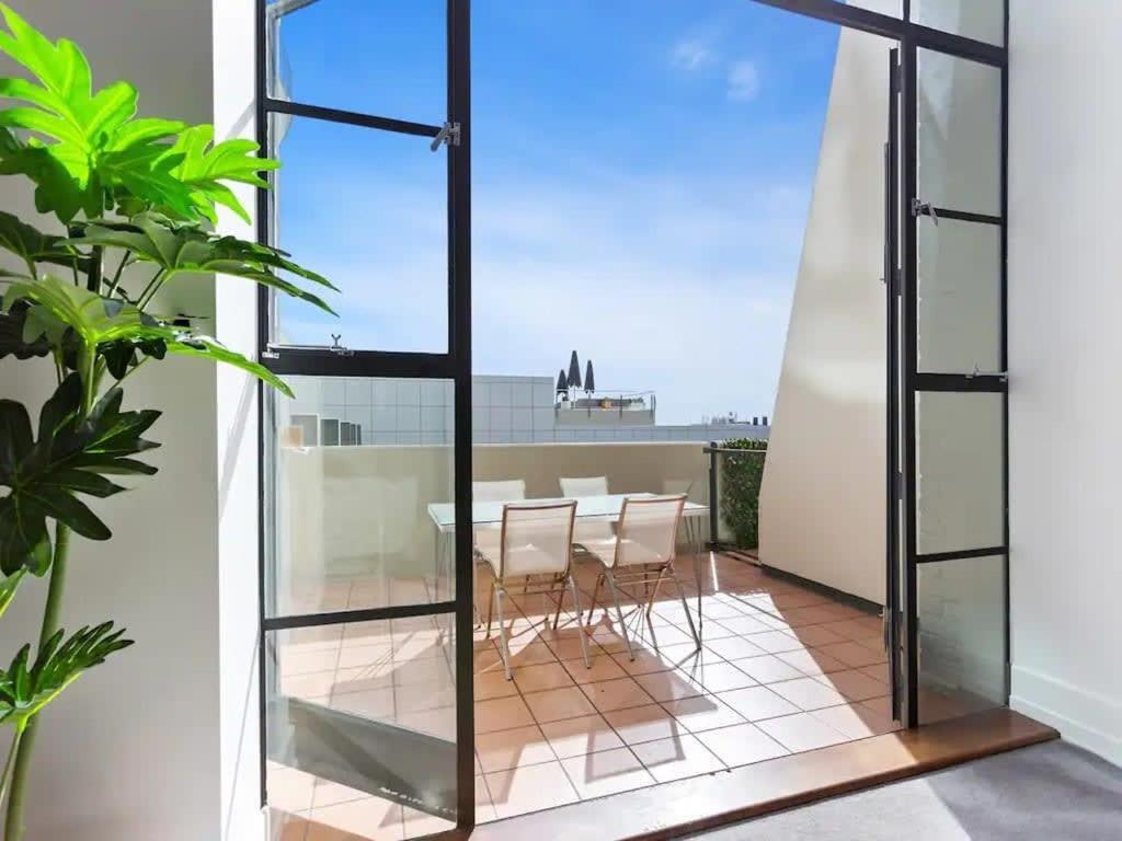 Lovely Bright Apt with Pool and Gym by Zodiak Stays view 4