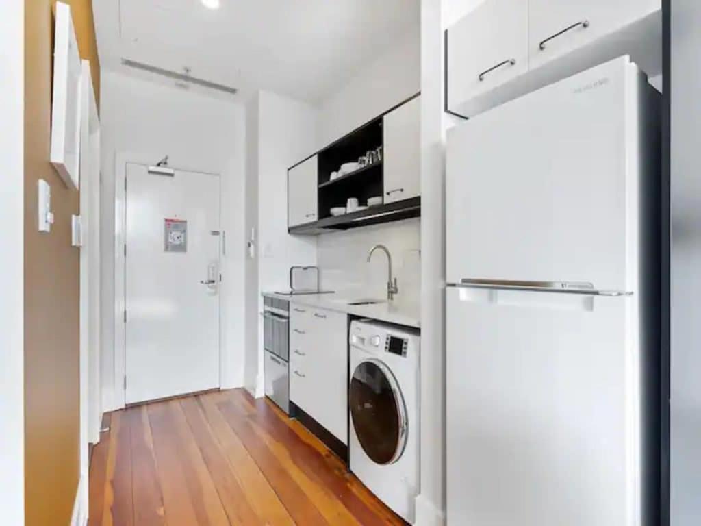 Lovely Bright Apt with Pool and Gym by Zodiak Stays view 5