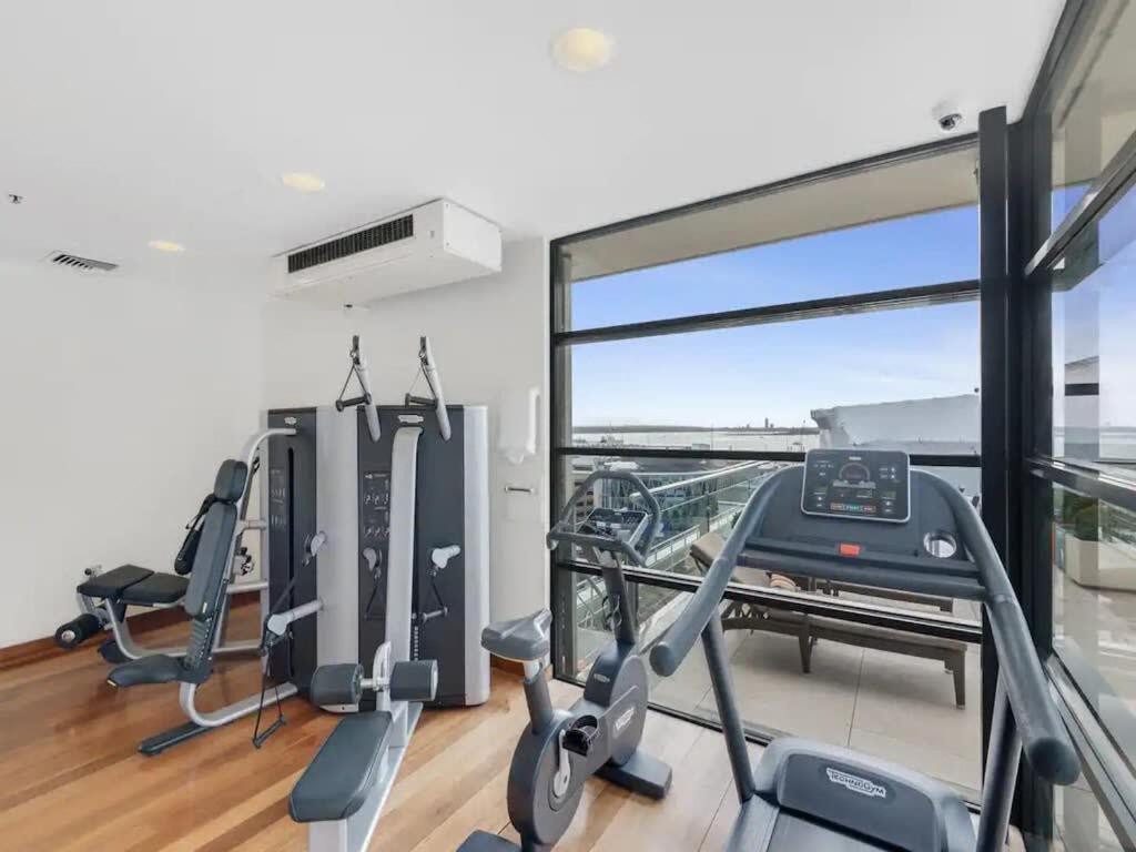 Stunning studio -Gym, Pool & Parking Zodiak Stays view 4