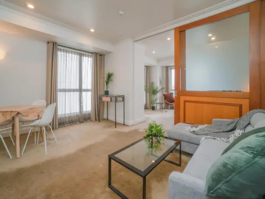 Spacious 1BR Apt Parking, Gym ,Pool by Zodiak Stays view 4