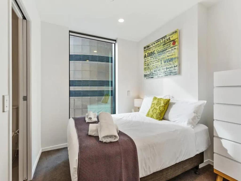 Central 2 BR apt - large balcony by Zodiak Stays view 3