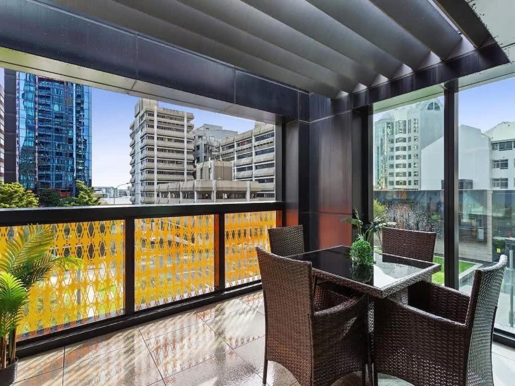 Central 2 BR apt - large balcony by Zodiak Stays view 4