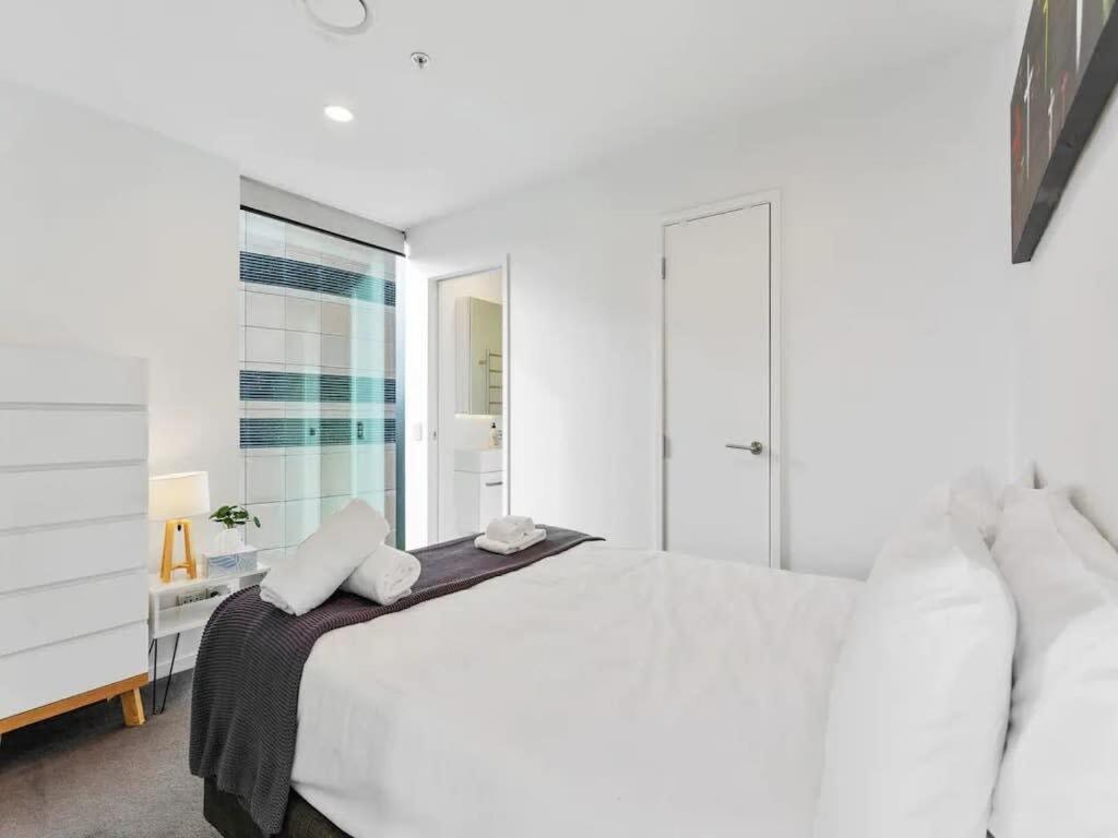 Central 2 BR apt - large balcony by Zodiak Stays view 5