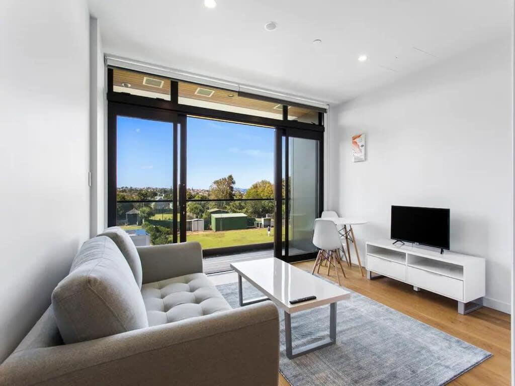 Lovely Bright Apartment - Central Takapuna! view 2
