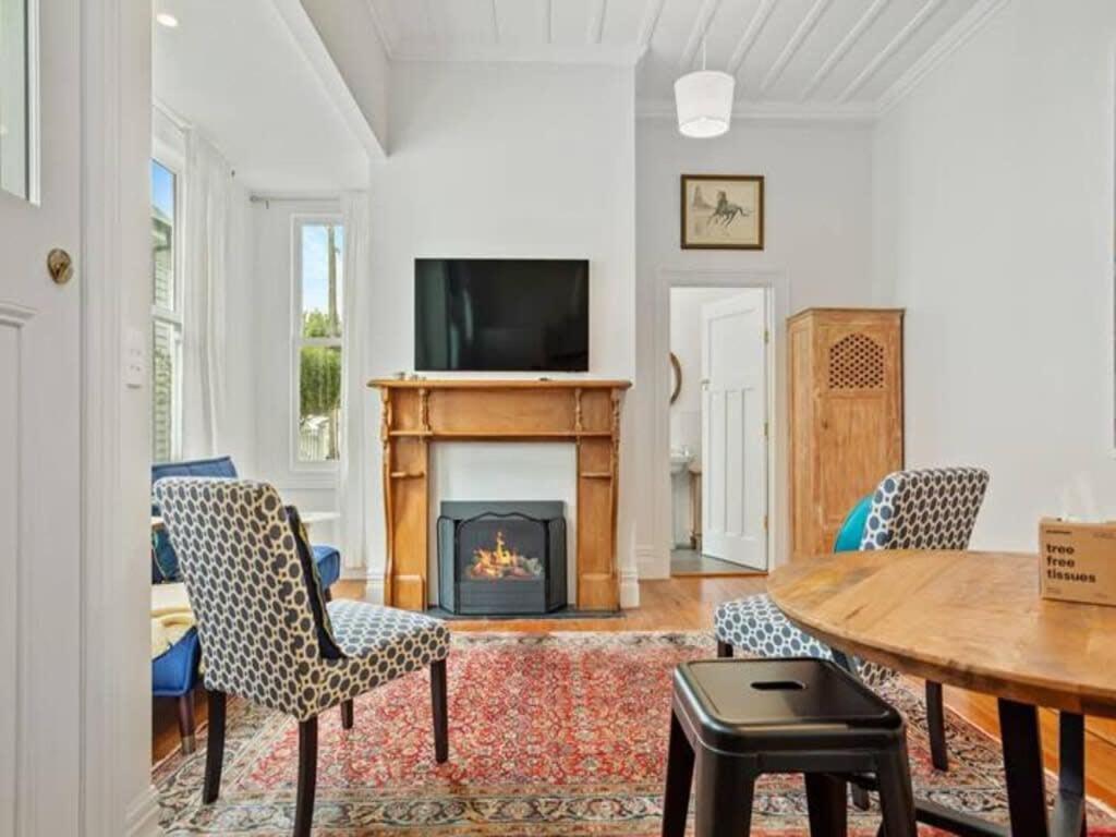 Cheerful 1 Bedroom Home with Free Parking photo 2