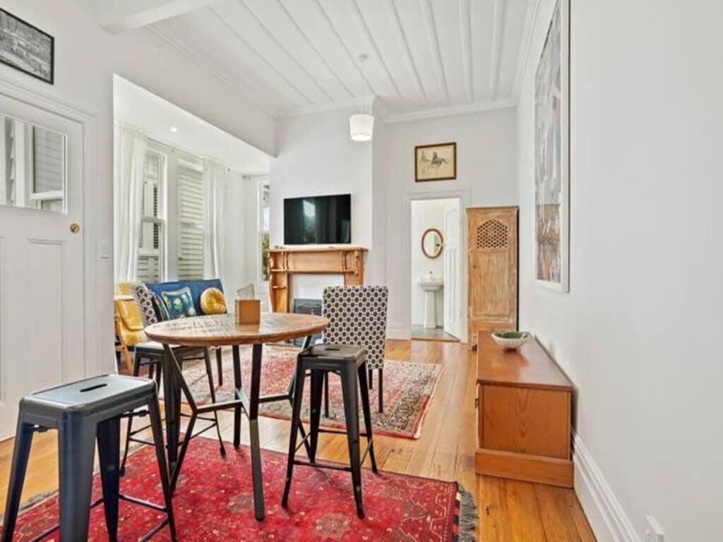 Cheerful 1 Bedroom Home with Free Parking photo 3