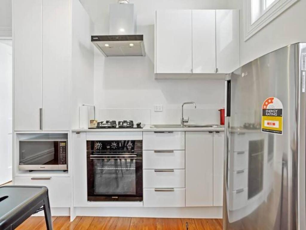 Cheerful 1 Bedroom Home with Free Parking photo 4