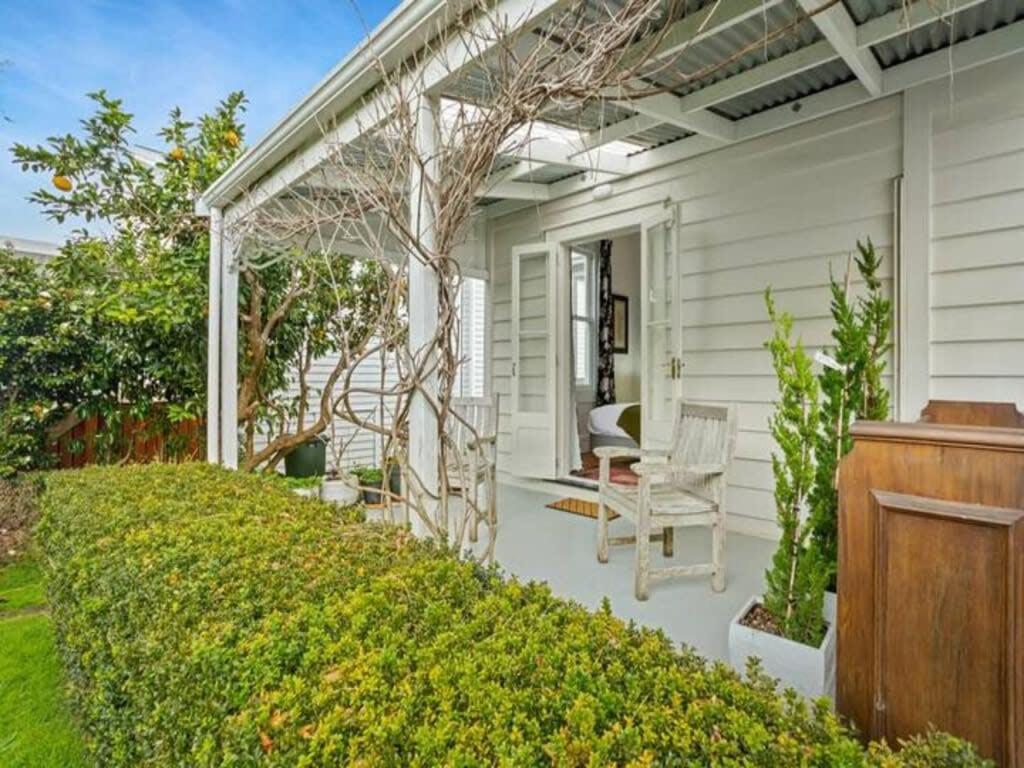 Cheerful 1 Bedroom Home with Free Parking