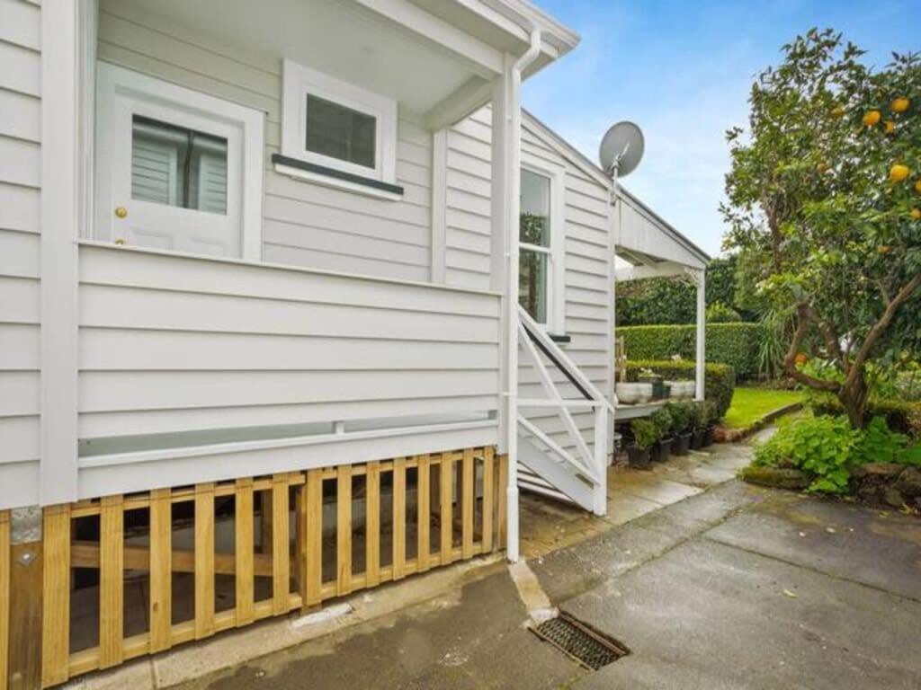 Cheerful 1 Bedroom Home with Free Parking