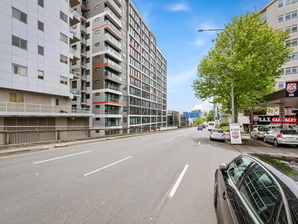 Heart of the City Stylish 1BR Flat Zodiak Stays photo 2
